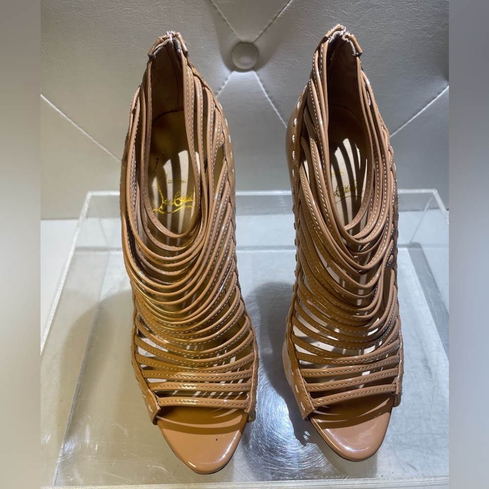 Christian Louboutin nude Heels sz 35.5 made in italy
